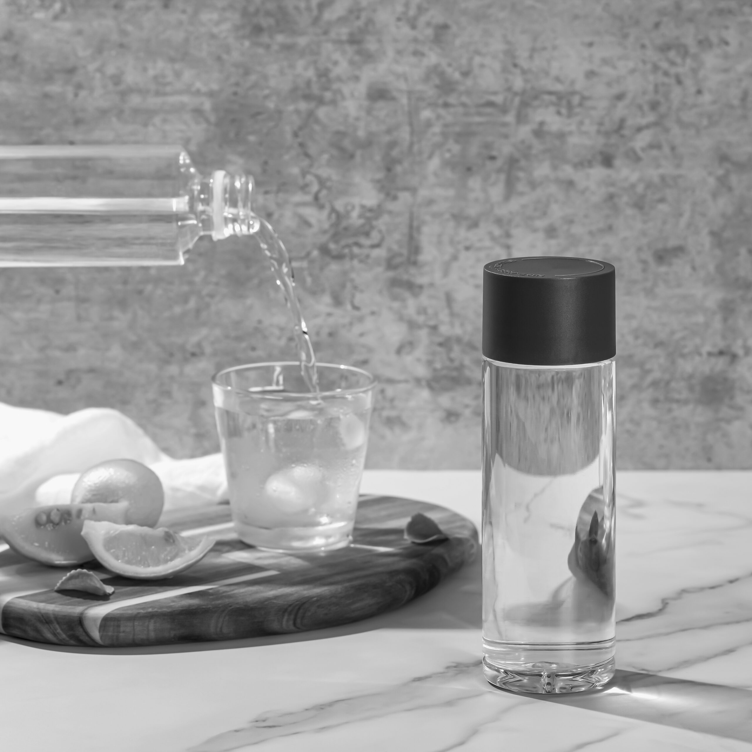 ボトルからコップに注がれる水