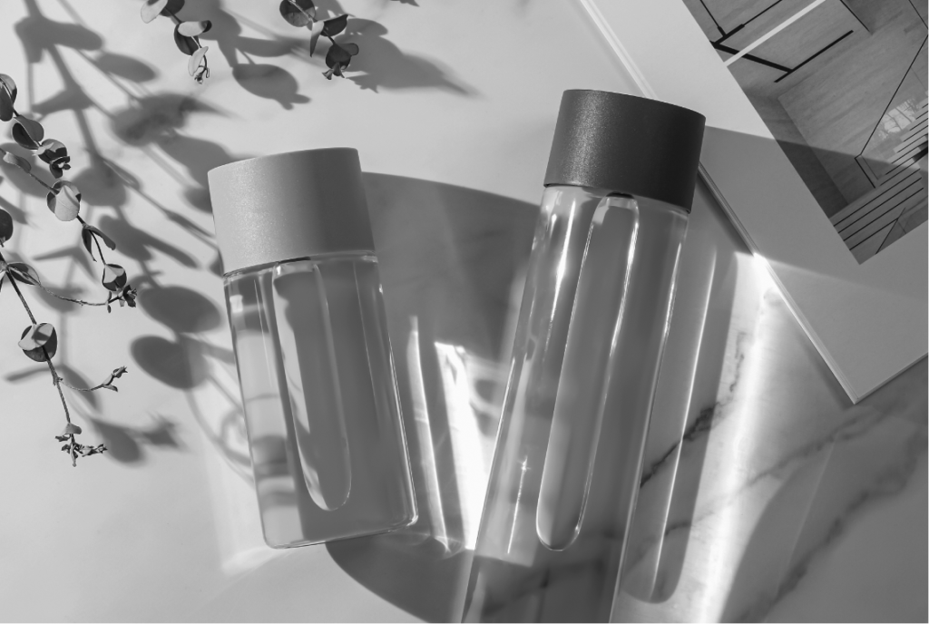 大理石の台に置かれた2つのボトル