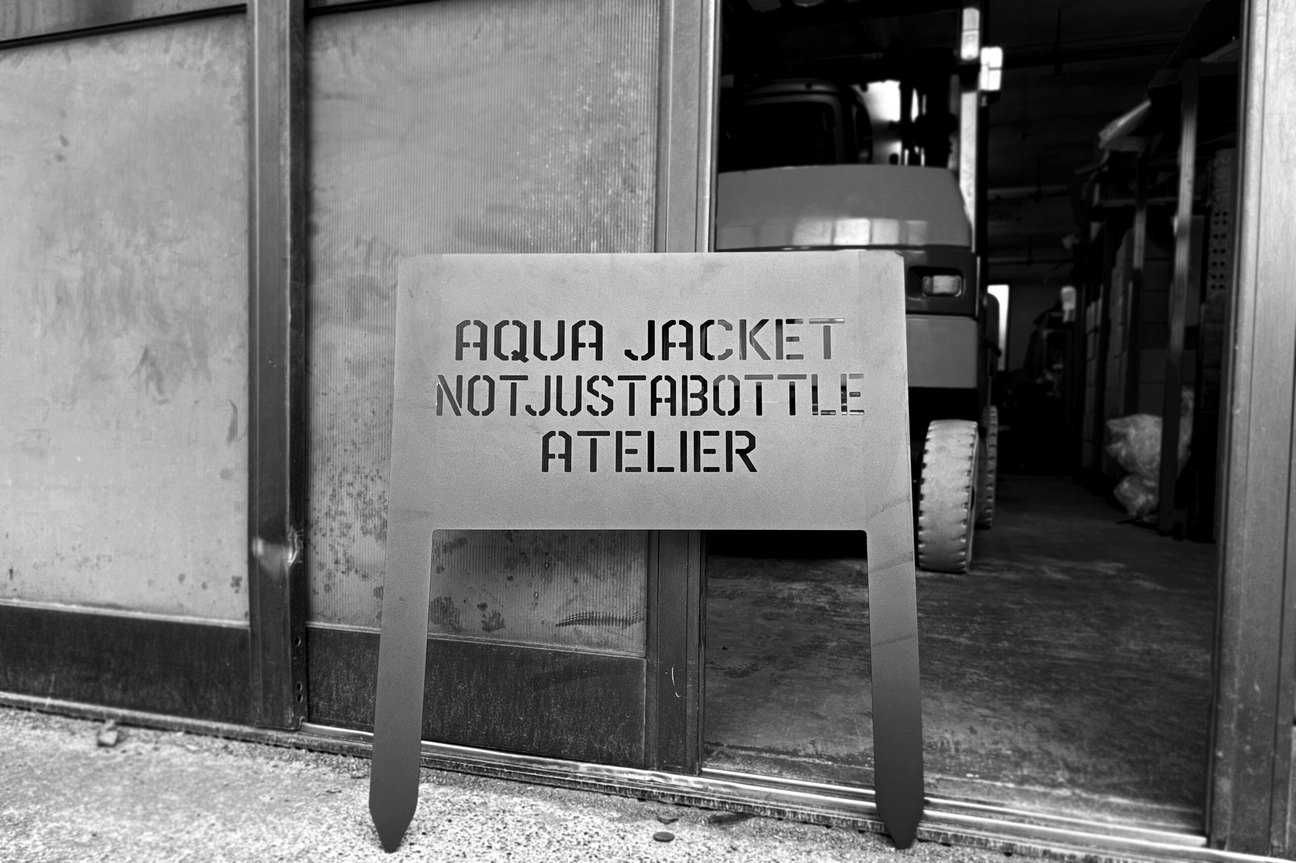 NOT JUST A BOTTLE アトリエの看板